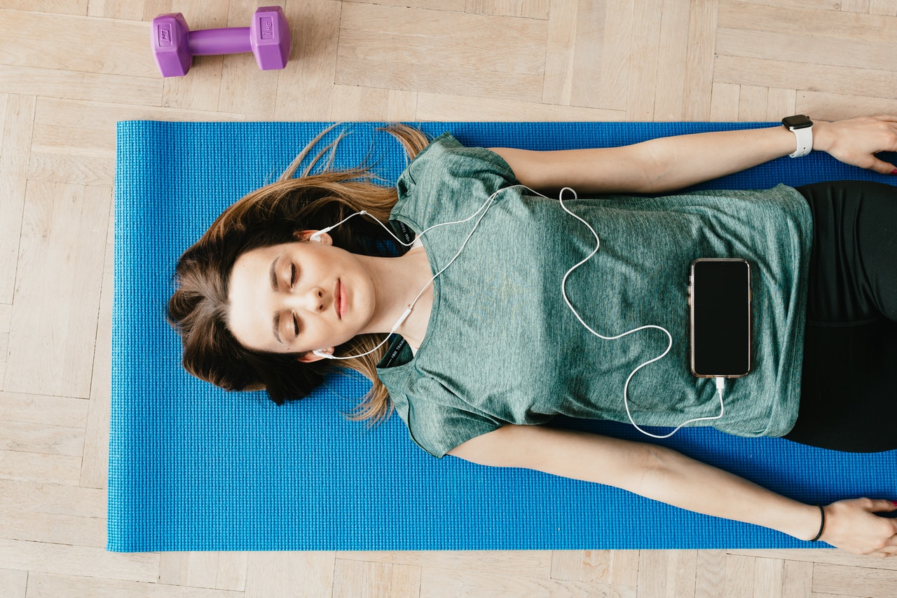 Woman listening to hypnosis audio.